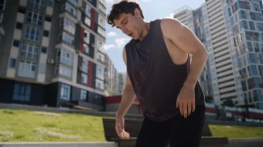 Yorgun Avrupalı genç adam yorgun, erkek, dışarıda sporcu, koşuyor, spor yapıyor, nefes alıyor, terliyor, dinleniyor, spor aktiviteleri, sokak koşucuları.