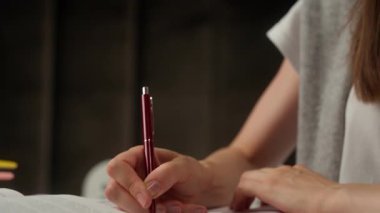 Ellerinizi kapayın, elinizde kalem defteri, öğrenci kütüphanesi, üniversite eğitimi, Kafkasyalı düşünceli bayan kız öğrenci, öğrenim sınavı, üniversite dersi hazırlığı hakkında yazın.