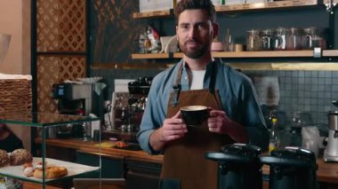 Pozitif Kafkasyalı girişimci garson, küçük işletme sahibi enerji içeceği, kahve içen mutlu çalışan barista, gülümseyen işçi erkek onaylı kafeterya sektöründe iyi iş çıkardınız.