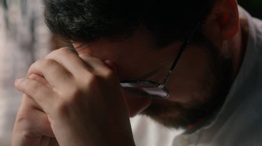 Hüsrana uğramış Kafkasyalı ajan yönetici yönetici işçi lideri ofiste endişeli çalışan ümitsiz iş adamı sorunlu iş adamı iş adamı erkek patron kriz şirketi iflas