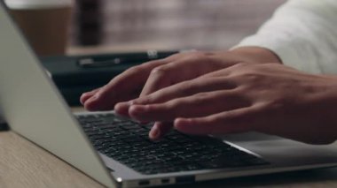 Tanımlanamayan Kafkasyalı işadamı patron, ofis işvereni bilgisayarında klavye bilgisayarı yazan adam. İnternet 'i kapatan programcı, yönetici dijital teknoloji şirketini geliştiriyor.