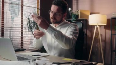 Endişeli Kafkasyalı yönetici girişimci satıcı ofis işadamı fatura tutuyor mali harcamaları okuyan orta yaşlı işçi para kaybı iş sıkıntısı iflas