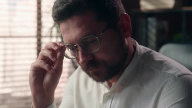 Kafası karışmış Kafkas çalışanı gözlüklerini çıkarıyor. Erkek girişimci. Ofis lideri, iş adamı, iş adamı, iş adamı.