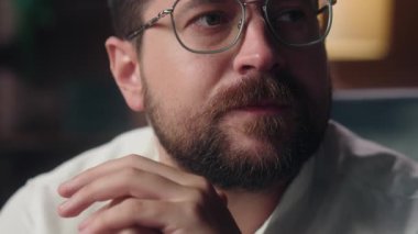 Hüsrana uğramış Kafkasyalı ajan yönetici yönetici işçi lideri ofiste endişeli çalışan ümitsiz iş adamı sorunlu iş adamı iş adamı erkek patron kriz şirketi iflas