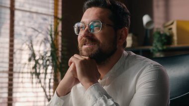 Gülümseyen Kafkasyalı erkek işçi, işveren, yönetici, klavye, internet, ofis işadamı, tüccar, iş bitirici, girişimci, bilgisayardan memnun iş adamı.