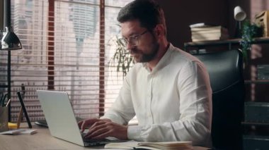 Tatmin olmuş Kafkasyalı müteahhit işveren menajeri dizüstü bilgisayar uzmanı iş adamı kameraman tüccara bakıyor iyi niyet göstergesi liderinin onayını kabul et ofis işindeki adamı kabul et.