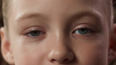 Son derece yakın plan portre portresi. Sağlıklı çocuk, çocuk, sağlık sigortası küçük beyaz kız bebek, mavi göz, vizyon, evlat edinme, çocuk esirgeme.