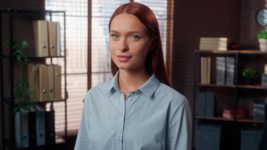 Şaşırmış Kafkasyalı iş kadını Avrupalı iş kadını kadın işkadını kadın işveren kadın yönetici kameraya şaşkınlıkla bakıyor: Vay canına!