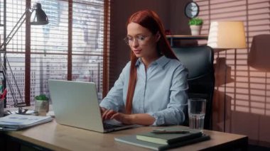 Gülümseyen Kafkasyalı iş kadını kadın işkadını masadaki dizüstü bilgisayarda çalışıyor. Buraya hoş geldin. Aday işe alım davetini kameraya davet et.