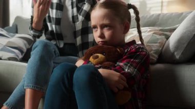 Aile içi anlaşmazlık. Velayet kavgası. Kafkasyalı üzgün çocuk kız. Aile içi şiddet mağduru.