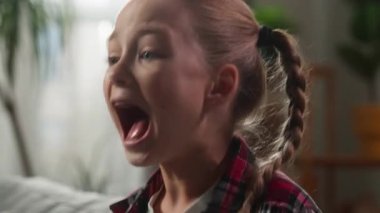 Stresli portreyi kapat küçük beyaz kız kız bebek sinirlendi stres altında çığlık çığlığa bağırdı çocuk velayeti sorunu bağırarak