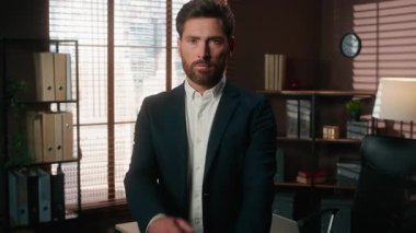 Kendine güveni tam, Kafkasyalı, erkek, işadamı, işadamı, işadamı, ofis işvereni kameraya çapraz el ele bakan, reddeden, itiraz etmeyen, protesto engeli koymayan, protesto engeli koymayan.