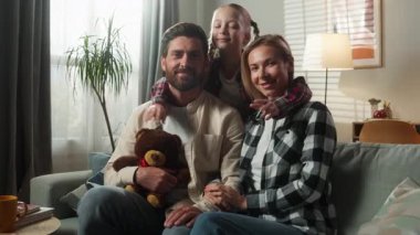 Evde gülümseyen sağlıklı aile portresi. Daire sigortalarına gülümseyin. Aile hekimleri.