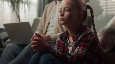 Aile sorunu üzücü, ağlamaklı, ailevi ilgi göstermeden acı çekiyor, baş ağrısı çekiyor, küçük kız çocuğu evde oturuyor, baba baba baba baba baba internette çalışıyor, bilgisayar bağımlısı.