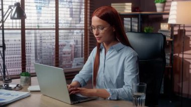 Yoğunlaşmış Kafkas kadın iş kadını kadın işkadını. Dizüstü bilgisayarda çalışan kadın. Fikir üretmek için masa başı mesleğinde internet danışmanlığı yaparken düşün.