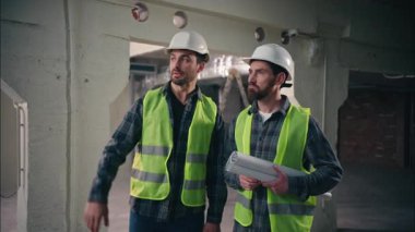 Arkadaşları Kafkasyalı erkekler destek jestlerini selamlıyor yumruklarıyla vuruyorlar inşaat inşaatçıları inşaat müteahhitleri inşaat mühendisleri iş ortakları, mimarlar el ele saygı duyuyor