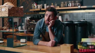 Kafeteryada hayal kırıklığına uğramış Kafkas garson barista can sıkıntısı yorgun işveren, barmen erkek girişimci aşırı çalışan tezgahtara dayanan kafeterya çalışanı küçük işletme stresi