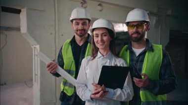 Mutlu üç Kafkas ustabaşı işçi erkek mimar kameraya bakan kadın portre tamirci kadın tamirci inşaat endüstrisi mimarisi