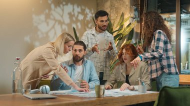 Çok ırklı grup iş arkadaşları, iş arkadaşları, erkekler, kızlar, kız öğrenciler, mimarlık işleri, kağıt işleri, proje planları, beyin fırtınası, takım çalışması.