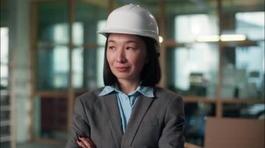 Profesyonel mimar Asyalı kadın portre mühendisi. Çinli Japon Koreli kız iş kadını. Teknik müteahhit, fabrika inşaatında el ele vermiş.