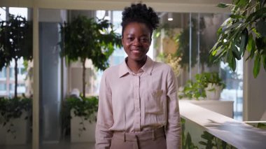 Gülümseyen mutlu etnik iş kadını genç öğrenci kız işkadını neşeli iş kadını portresi kapalı alanda dişlek gülümseme kamera ofis yöneticisi işveren kadın işveren şirket danışmanı