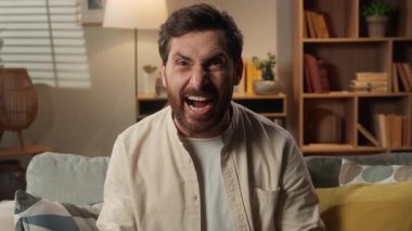 Sinirli, kızgın, öfkeli, öfkeli, beyaz, ev sahibi, agresif, erkek işadamı, çığlık çığlığa bağırıyor, çılgınca bağırıyor, olumsuz duygular yüzünden evde bağırıyor.