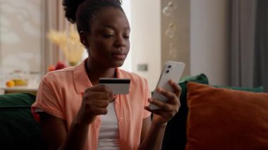 Kafası karışmış Afrikalı Amerikalı etnik iş kadını kadın iş kadını kadın ev sahibi cep telefonu kullanıyor cep telefonu kullanamıyor banka başvurusu hatası evde dolandırıcılık yok.
