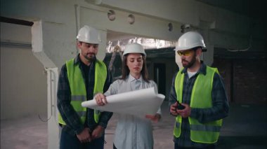 Tatminsiz Kafkas kadın mimar taslak teftiş çizelgesini erkek inşaatçılarla tartışıyor erkek mühendisler kadın müfettiş konuşuyor sinirli denetçi fabrika çatışmasındaki işçileri azarlıyor