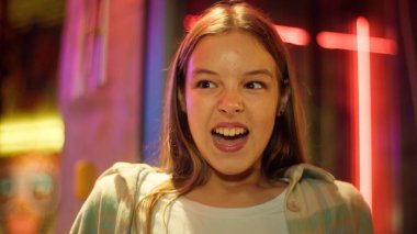 Öfkeli, Asyalı, Asyalı, liseli genç kız sinirli bir çocuk bağırıyor sinirli ergen çocuk bağırıyor, el kaldırıyor, kız üzgün, neon krizi geçiriyor.