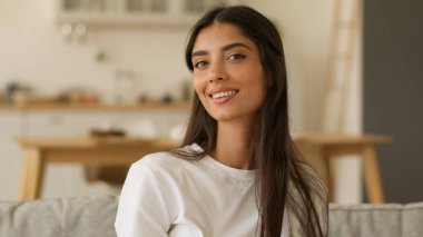 Mutlu gülümseyen, rahatlatıcı, Arap kadın, Hintli, kendine özen gösteren, rutin, çekici, siyah, sağlıklı saçlarını tarayan, taraklı, saç fırçası, saç bakım şampuanı maskeli, evde saç kremi kullanan kadın.