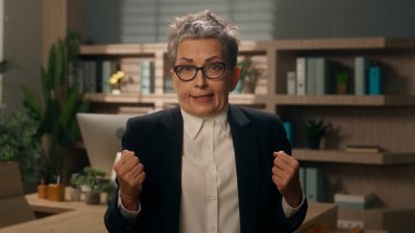 İş problemleri kızgın olumsuz konuşmalar çılgın tartışmalar kamera görüntüleriyle Kafkasyalı yaşlı kadın, orta yaşlı iş kadını olgun kadın girişimci ofis işleri fiyaskosu