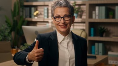 Ofiste gülümseyen mutlu beyaz kadın 50 'li yaşlarda iş kadını olgun yönetici kıdemli orta yaşlı girişimci öğretmen.