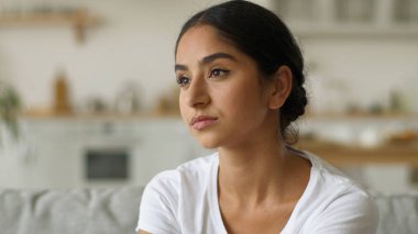 Portre üzgün, endişeli, stresli, Müslüman, Hintli, Müslüman, Arap, bayan, migren ağrısı çekiyor, ev kredisi, ev kredisi, iflas, sağlık, anksiyete sorunları.