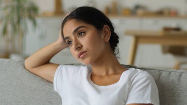 Sıkıcı, üzgün, hayal kırıklığına uğramış düşünmekten sıkılmış, sıkılmış, düşünceli, düşünceli, düşünceli, Hintli, Hintli, kadın Arap, kanepe sorunu yaşayan, kafası karışmış, kafası karışmış, tereddütlü,