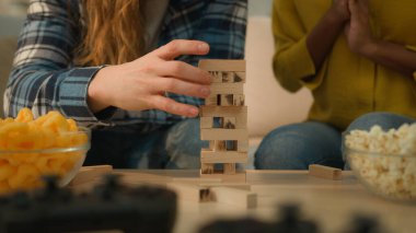 Tanınmayan, çok ırklı bir çift. Beyaz bir erkek. Erkek, Afrikalı, Amerikalı, kadın, erkek, kadın, erkek.