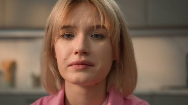 Kapalı portre sükuneti, gülümseyen Kafkasyalı genç kız öğrenci bayan bayan ev sahibi ev sahibi ev sahibi ev sahibi ev sahibi ev temizlikçisi kanepe sigortası kredisini rahatlatmak için kameraya bakıyor.