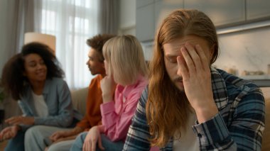 Çok ırklı insanlar, çok ırklı arkadaşlar, Afrikalı Amerikalı arkadaşlar, mutlu iletişim kuruyor, üzgün, stresli, endişeli, Kafkasyalı bir erkek, evde sosyal sorunlar yüzünden panik atak geçiriyor.