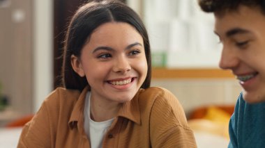 İki sınıf arkadaşı üniversite projesinde ortak. Kafkasyalı erkek, kadın, erkek, erkek, kız, erkek, liseli kız. Dizüstü bilgisayarla konuşmayı öğreniyorlar.