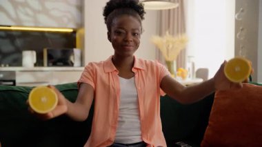 Mutlu gülümseyen komik Afrikalı Amerikalı iş kadını bayan iş kadını gözlerini iki dilimle kapatıyor meyve diyeti vejetaryen vejetaryen sağlık hizmetleri sağlıklı vitamin beslenme odası oturma odası