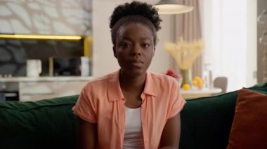 Heyecanlı mutlu afro-amerikan iş kadını kadın etnik bayan iş kadını gülümseyen ev sahibi model müşteri kameraya bakıyor ve ağzı açık diyor ki: 