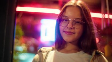 Kafası güzel Asyalı genç kız. Açık havada gülümseyen gözlüklü genç kız. Gözlüklü çocuk, şehirde kameraya bakıyor.