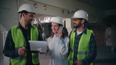 Mutlu beyaz takım mühendisleri, mimarlar, inşaatçılar, gülümseyen mimarlar, gülümseyen erkekler, konuşan kadın müfettiş, konuşan cep telefonu tamircileri, fabrika çalışanları, erkek, kadın, iyi iş planı.