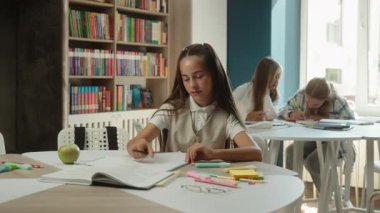 Kafkasyalı küçük çocuk okulda liseli öğrenci eğitimini inceliyor sevimli sevimli kız gülümsüyor mutlu parmaklar moda aşk sembolü jest genci sevgi işareti gösteriyor