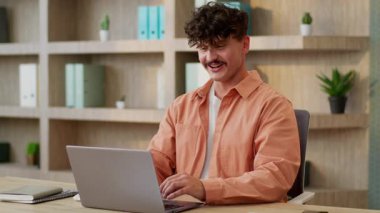 Ofis işi bilgisayarı Kafkasyalı iş adamı e-posta dizüstü bilgisayarı okuyor. İyi haber, sonuç, iş projesi mutlu erkek işverenin masadaki bilgisayarını kullanarak online bahis başarısına gülümsemesi sürpriz oldu.