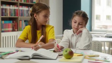 Kafkasyalı küçük kızlar, çocuklar ilkokul öğrencileri, üzgün liseli kızlar, sıkıcı dersler, arkadaşlarınızın gençlerin eğitim arkadaşlığını öğrenmesine yardımcı oluyor.