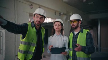 Üç Kafkasyalı iş arkadaşı ekibi yeni bir şirket kurmayı planlıyor. İşçiler, mühendisler, mühendisler, mimarlar. İnşaatta inşaat hakkında konuşuyorlar.