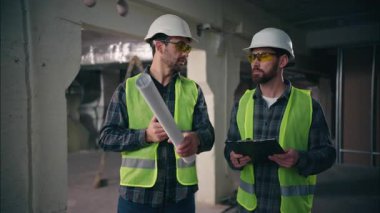 İki beyaz erkek işçi tamirci, inşaat işçileri, iş arkadaşları, fabrika erkek takım çalışması, mimarlar, inşaat sohbet sektörünü inceliyor.