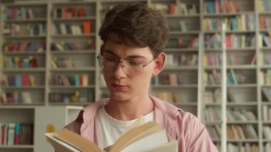 Genç adam, lisede, kitapçıda kitap okumakla ilgilenen ve beyaz erkek erkek öğrenci eğitimi alan üniversite kütüphanesinde edebiyat okumak isteyen sınavlara hazırlanıyordu.