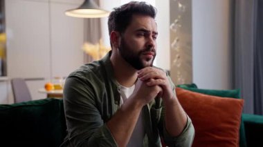 Bunalıma girmiş üzgün, sinirli, beyaz iş adamı, erkek, iş adamı, ev sahibi, ev sahibi, akıl sağlığı problemi, kanepede oturmakta zorlanıyor, evde oturma odasında endişe.