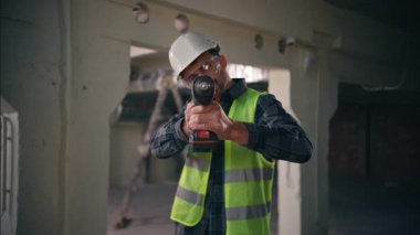 POV rotary matkap meşgul Kafkasyalı işçi tamirci tamirci tamirci tamirci tamirci tamirci tamirci tamirci tamirci tamirci tamirci malzeme endüstrisi inşaatında elektrikli alet tutan sondaj işçisi